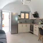 Arch Home, Luxury Property With Private Parking