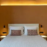 Arch Home, Luxury Property With Private Parking